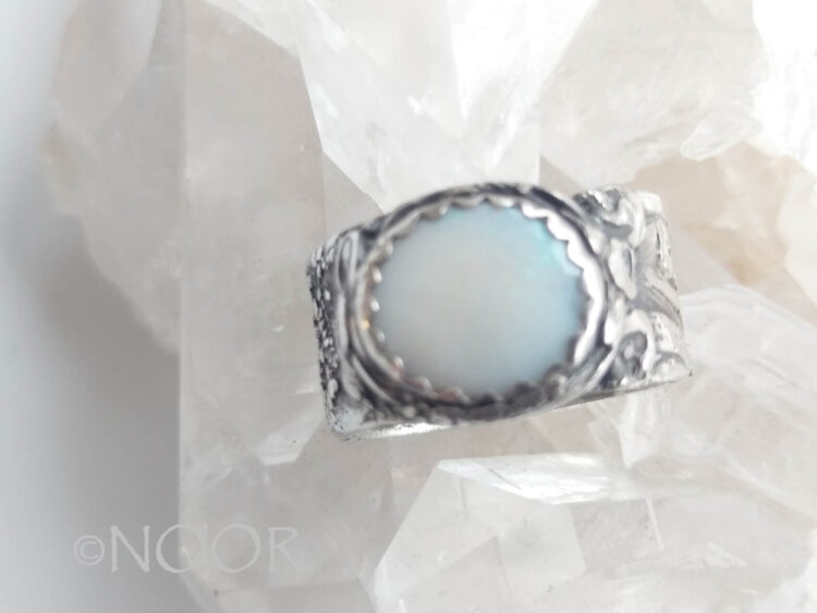 Noor - Zilveren ring met opaal
